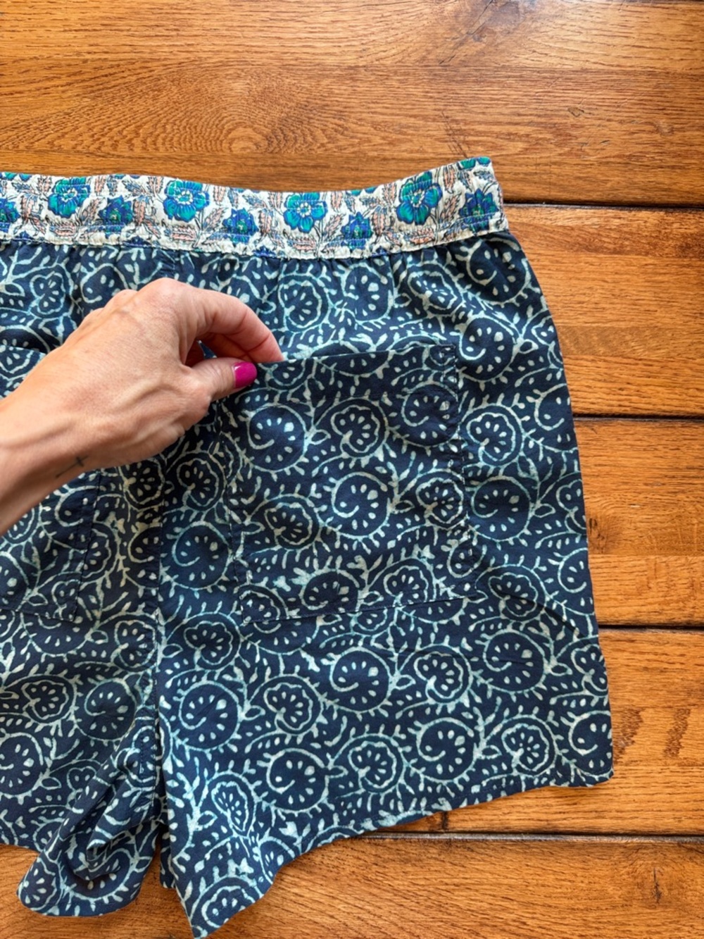 NWT Sundance Kai Two Tone Batik Floral Casual Shorts in Blue Sz Small Boho - Picture 6 of 14